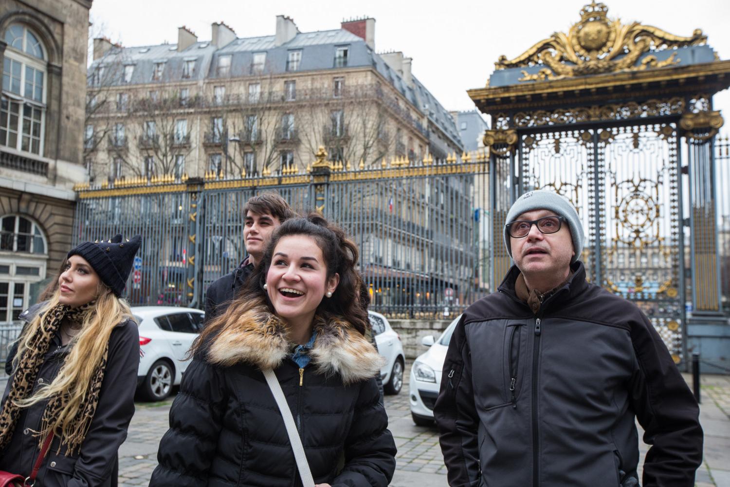 <a href='http://3z26.umkt.net'>BETVLCTOR伟德登录</a> French Professor Pascal Rollet leads students on a study tour in Paris.